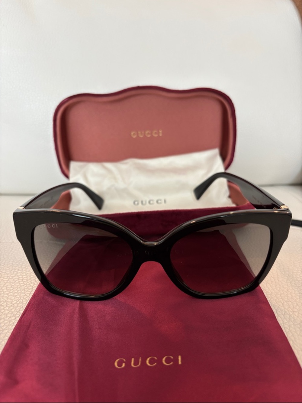 Gucci GG0459S Black Shiny frame Sunglasses with grey Gradient Lenses. EUC